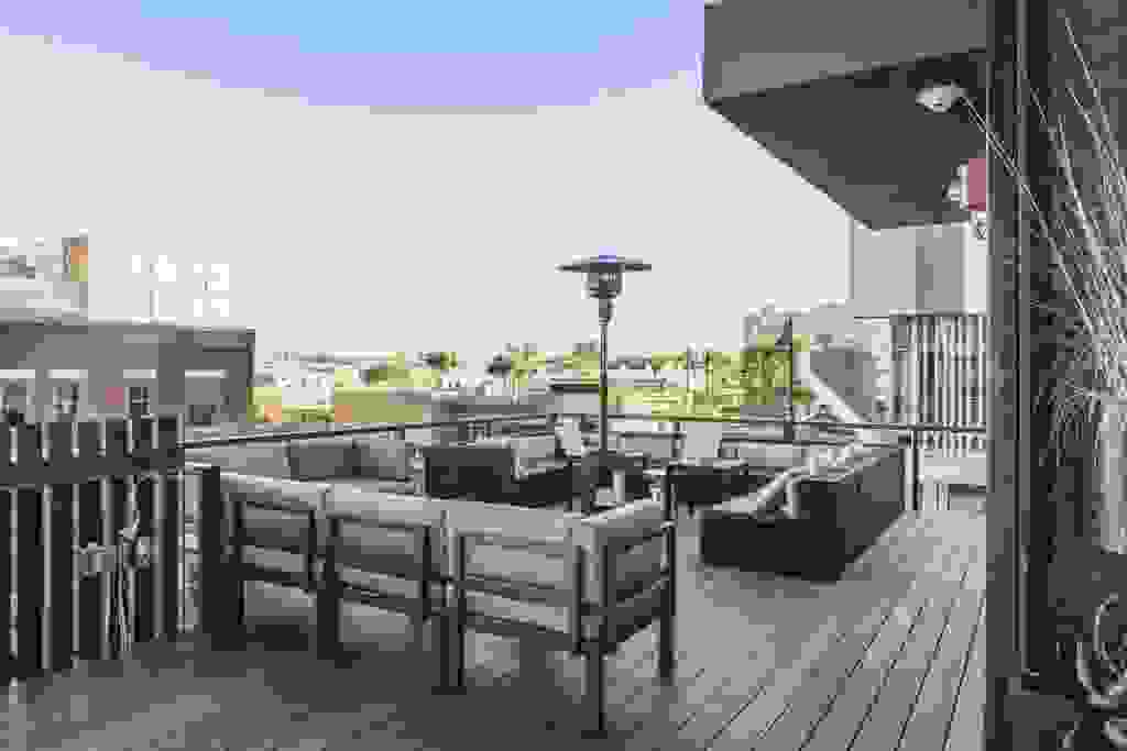 Playground Bar & Lounge Rooftop